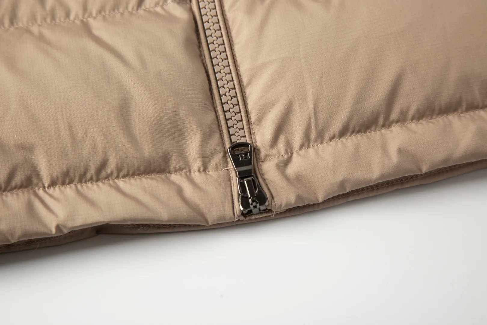 P460 White background picture [Popular in winter] Style number: 25118# Color: Black/Navy/Apricot/Sand Brown Size: S-XL - Ralph Lauren/Ralph Lauren 2025FW Popular winter items stand-up collar multi-zip three-proof GorHam vest down vest - 0.15 grid nylon coating on the face for light three-proof built-in 360T anti-drilling velvet coated gallbladder - corn tooth high-quality resin zipper Five large and small partition zippers on the whole body. Separate mold opening - original mold opening with originality. Full set of customized accessories. 100% detail processing - RL Ralph Lauren classic best-selling small label down vest. Best-selling offline in North America and out of stock all year round. Black and blue basic two-color. 25 new with apricot brown two-color. Simple and versatile. Double internal and external zippers. Very practical. Elastic elastic cord at the hem. Free elastic adjustment. 350 grams of zoned down filling. Warm and comfortable. Warm for winter.